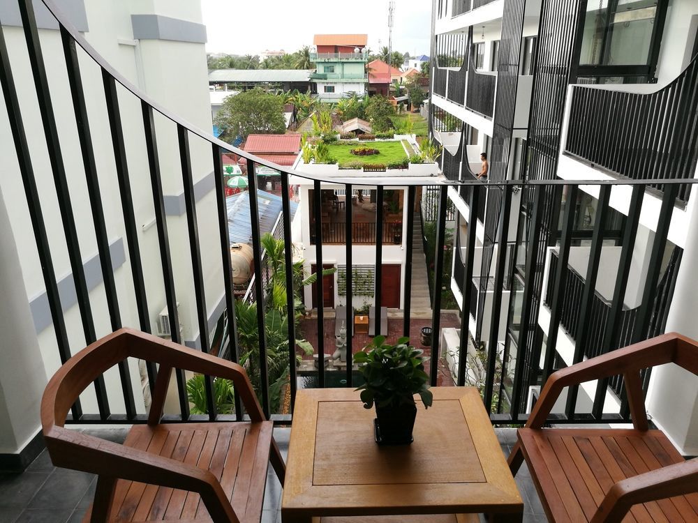 The Thirdfold Residence Сием Реап Екстериор снимка A balcony in a condominium
