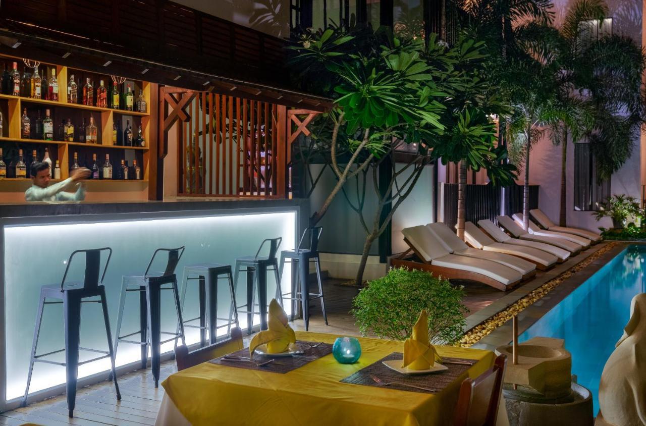 The Thirdfold Residence Сием Реап Екстериор снимка The pool bar at the hotel
