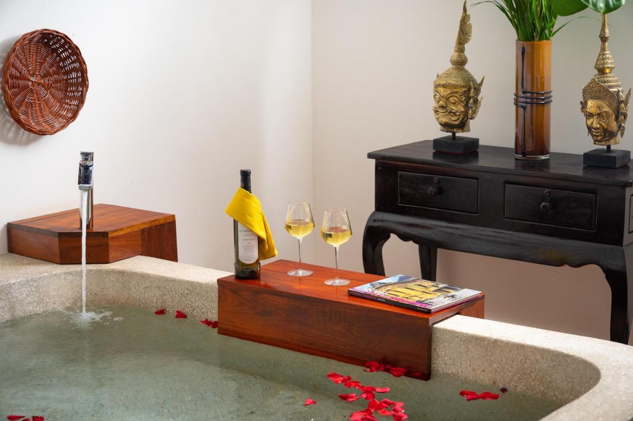 The Thirdfold Residence Сием Реап Екстериор снимка A bathtub with rose petals